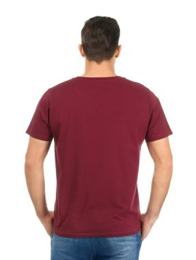 Beyaz arka plan üzerinde şık tişört genç adam. Mockup tasarım için