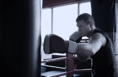Boxer punchbag içinde jimnastik salonu ile eğitim