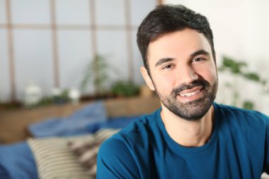 Genç adam rahat kıyafetler kapalı sakallı