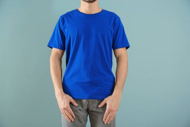 Şık t-shirt renk arka plan üzerinde genç adam. Mockup tasarım için