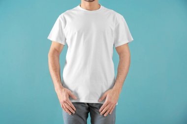 Şık beyaz t-shirt renk arka plan üzerinde genç adam. Mockup tasarım için