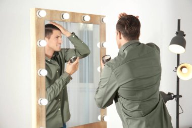 Yakışıklı genç adam kil saç ayna evde yakınındaki için uygulama