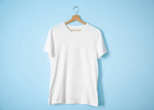 T-shirt bianca su sfondo a colori. Mockup per il design — Foto Stock