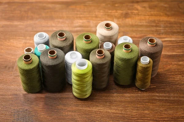 Juego Hilos Costura Color Sobre Fondo Madera —  Fotos de Stock