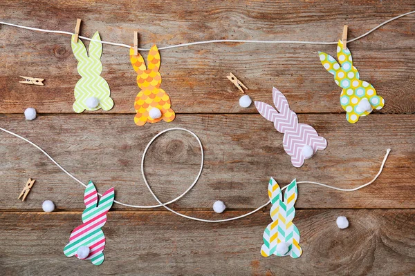 Guirnalda Con Conejitos Pascua Hechos Mano Sobre Fondo Madera — Foto de Stock