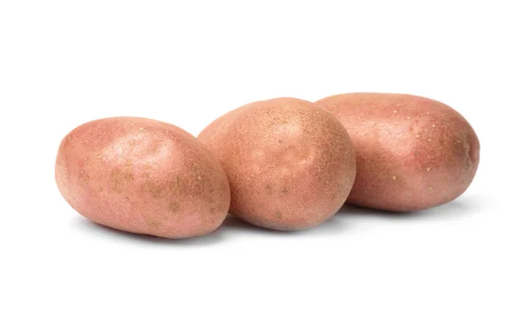 Свежий сырой картофель на белом фоне — стоковое фото