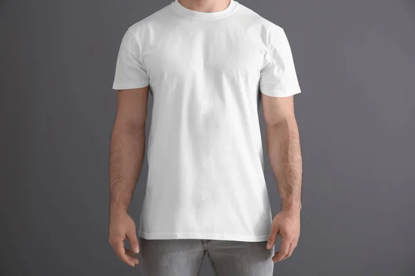 Knappe jongeman in stijlvolle witte t-shirt op grijze achtergrond. Mockup voor ontwerp — Stockfoto