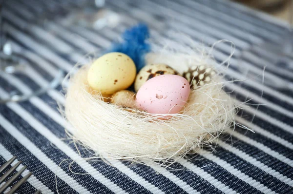 Decorative Nest Quail Eggs Easter Table Setting — Stock Photo, Image