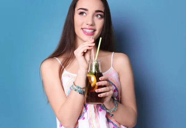 Mujer joven con sabrosa limonada refrescante sobre fondo de color —  Fotos de Stock