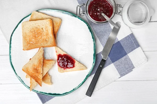 Tallrik med rostat bröd på bordet — Stockfoto