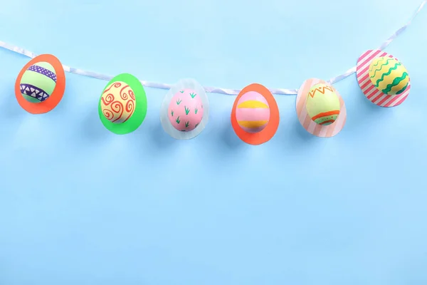 Huevos de Pascua decorados sobre fondo de color —  Fotos de Stock