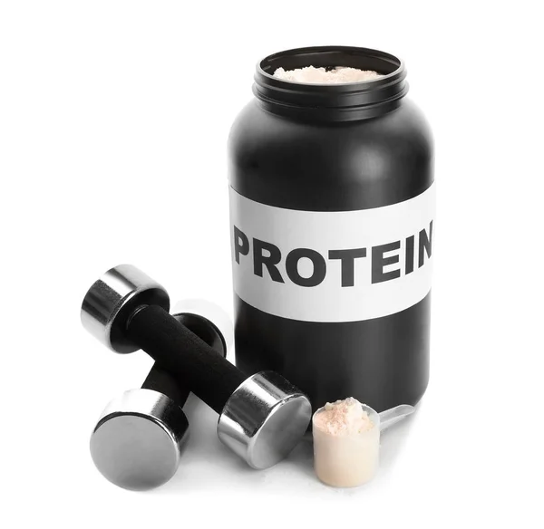Medindo colher, frasco com pó de proteína e halteres no fundo branco — Fotografia de Stock