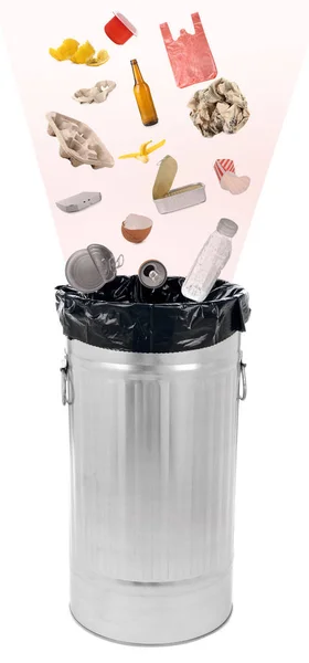Concepto de reciclaje. Papelera para diferentes basuras sobre fondo blanco —  Fotos de Stock