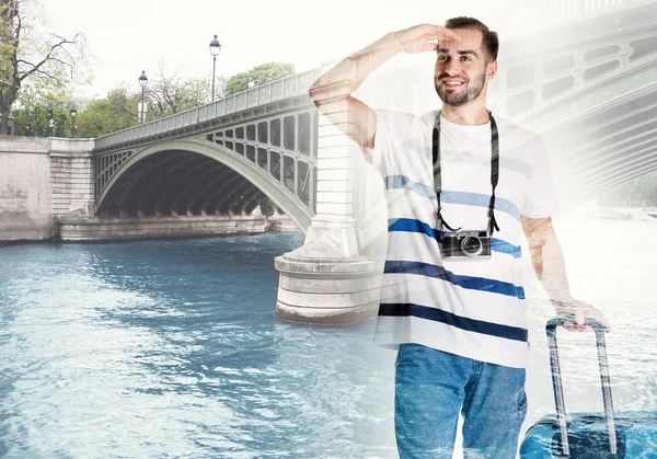 スーツケースと川の橋の若い観光客の二重露光 — ストック写真