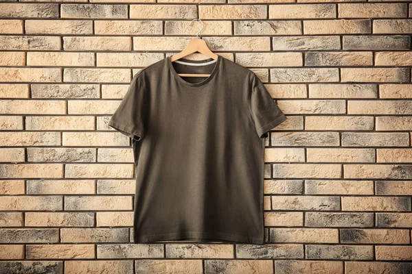 Kleur t-shirt op bakstenen muur achtergrond. Mockup voor ontwerp — Stockfoto