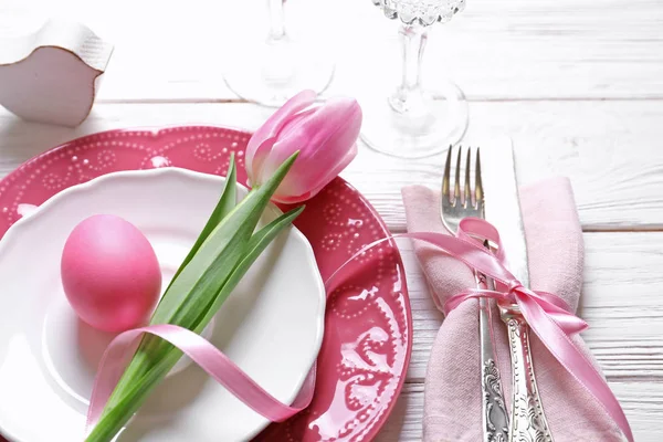 美丽的节日复活节餐桌设置与彩绘鸡蛋和郁金香 — 图库照片