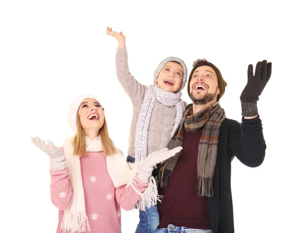 Famiglia felice in abiti caldi su sfondo bianco. Pronti per le vacanze invernali — Foto Stock