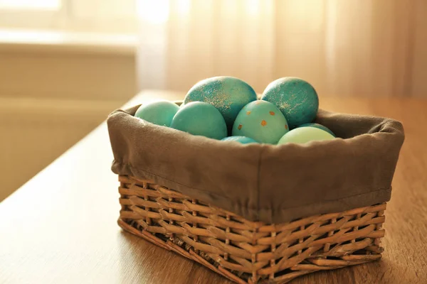 Keranjang dengan celup telur Paskah di atas meja — Stok Foto