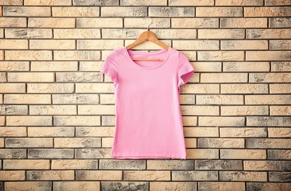 Kleur t-shirt op bakstenen muur achtergrond. Mockup voor ontwerp — Stockfoto