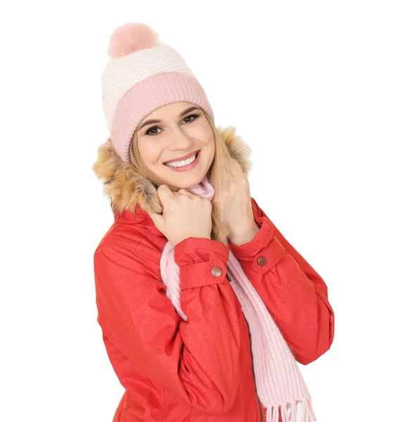 Beyaz arka plan üzerinde sıcak giysiler içindeki genç kadın. Kış tatili için hazır — Stok fotoğraf