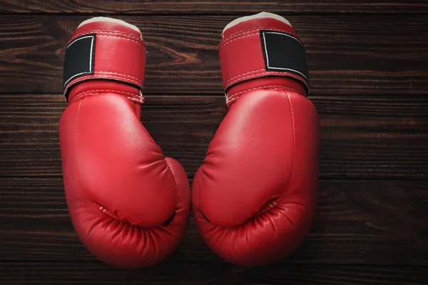 Guantes de boxeo sobre fondo de madera — Foto de Stock