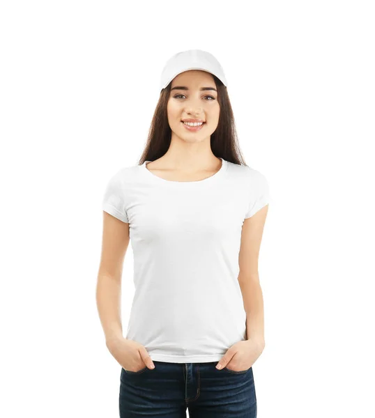 Mulher nova na camiseta elegante no fundo branco. Mockup para design — Fotografia de Stock