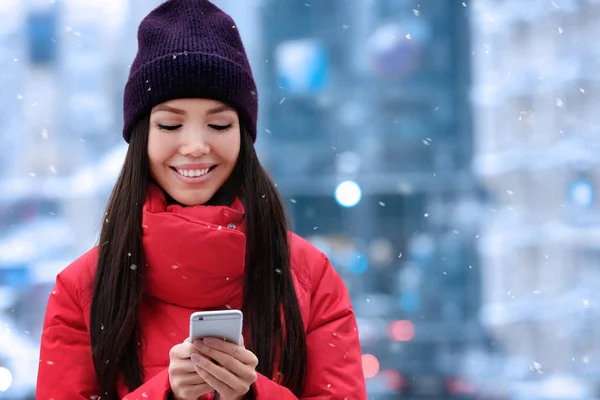 Bella giovane donna con cellulare all'aperto il giorno d'inverno — Foto Stock