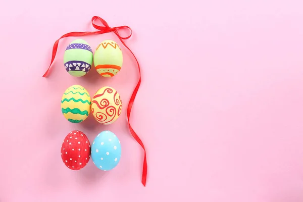 Oeufs de Pâques décorés sur fond de couleur — Photo