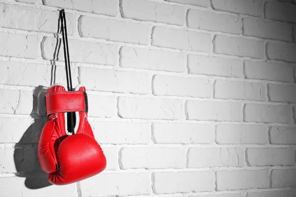 Luva de boxe na parede de tijolo — Fotografia de Stock