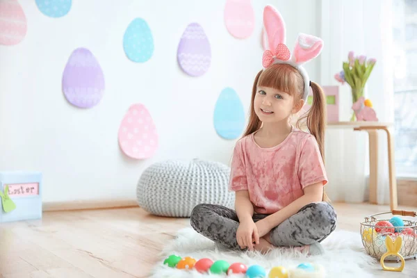 Schattig klein meisje met bunny oren binnenshuis. Eieren zoeken met Pasen — Stockfoto