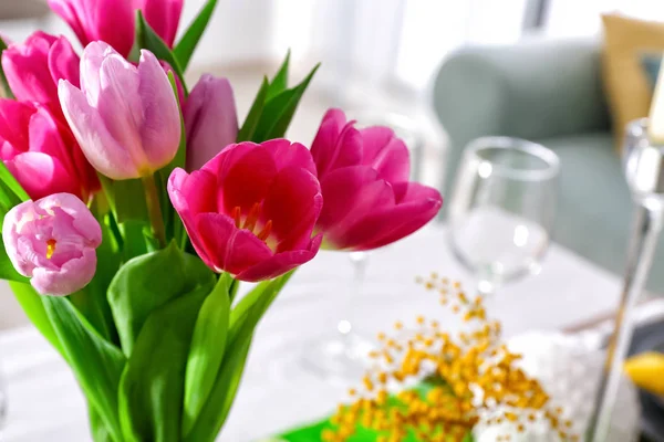 Strauß Tulpen Auf Dem Tisch Nahaufnahme — Stockfoto