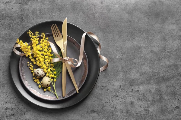 Gyönyörű Ünnepi Húsvéti Asztali Környezetben Mimosa Tojás Szürke Háttér — Stock Fotó