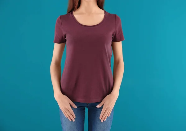 Hermosa mujer joven en elegante camiseta sobre fondo de color. Burla para el diseño — Foto de Stock