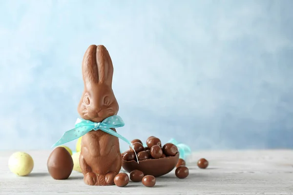 Coelho de Páscoa de chocolate e doces na mesa — Fotografia de Stock