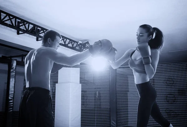 Kobieta, trening z trenerem podczas boks klas w siłowni — Zdjęcie stockowe