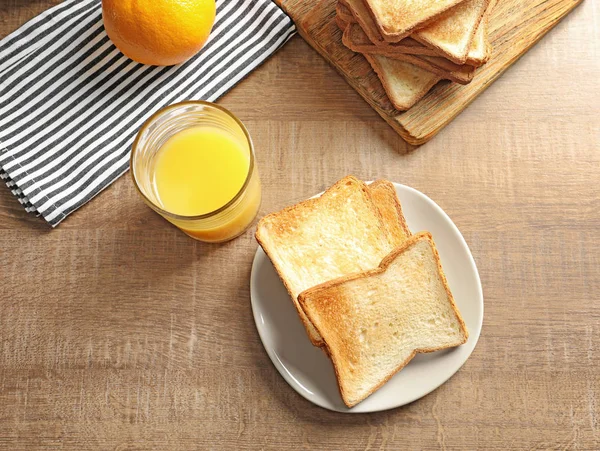 Placa Con Sabroso Pan Tostado Sobre Mesa Madera —  Fotos de Stock