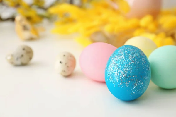 Coloridos huevos de Pascua en la mesa —  Fotos de Stock