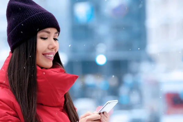 Bella giovane donna con cellulare all'aperto il giorno d'inverno — Foto Stock