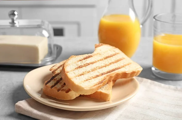 Plate Tasty Toasted Bread Table — Stock Photo, Image