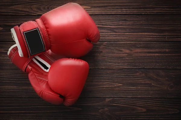 Guantes de boxeo sobre fondo de madera — Foto de Stock