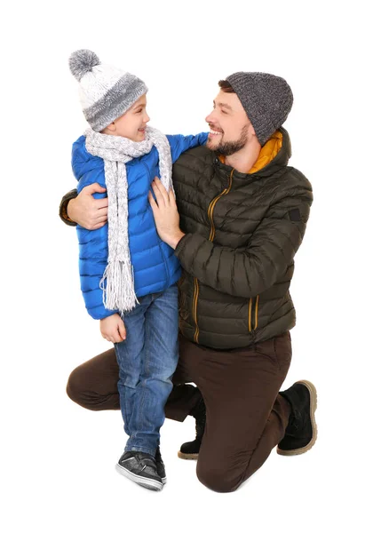Söt liten pojke med far i varma kläder på vit bakgrund. Redo för vintersemester — Stockfoto
