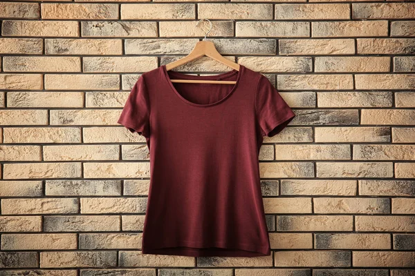 Kleur t-shirt op bakstenen muur achtergrond. Mockup voor ontwerp — Stockfoto