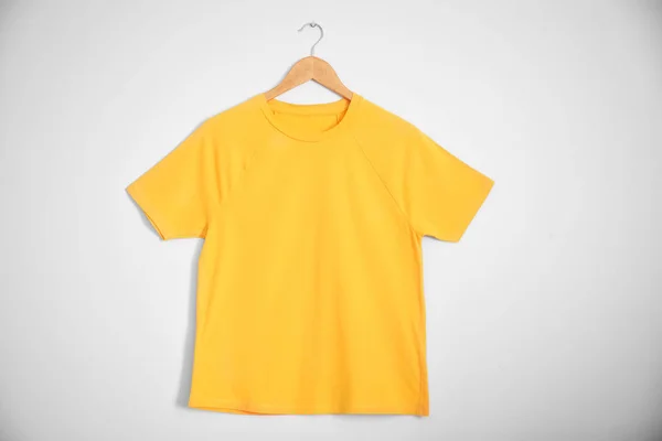 Camiseta de color sobre fondo claro. Burla para el diseño —  Fotos de Stock
