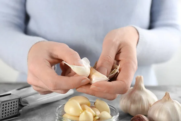 Vrouw Peeling Knoflook Aan Tafel — Stockfoto