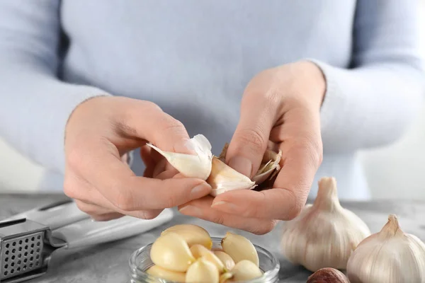 Mujer Pelando Ajo Mesa —  Fotos de Stock