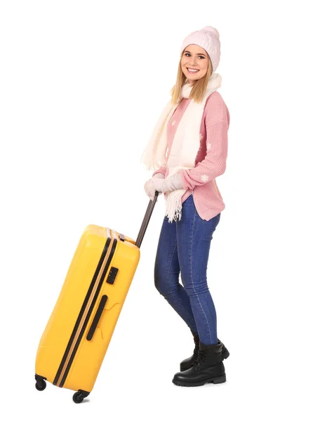 Νεαρή γυναίκα με τις αποσκευές σε άσπρο φόντο. Είστε έτοιμοι για χειμερινές διακοπές — Φωτογραφία Αρχείου