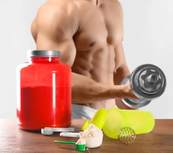 Kugeln Mit Proteinpulver Und Bodybuilder Hintergrund — Stockfoto