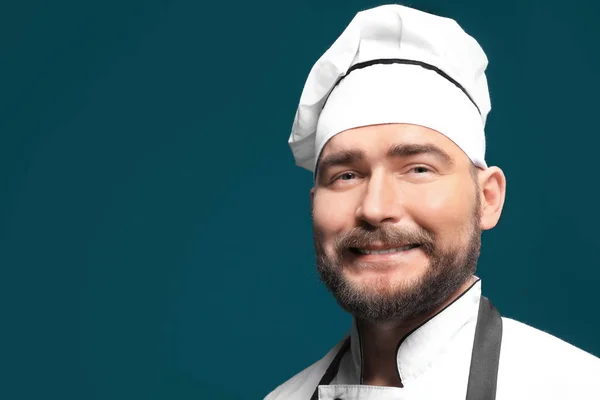 Handsome male chef on color background — Stock Photo, Image