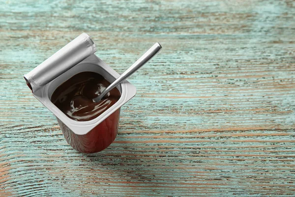 Пластиковая Чашка Шоколадным Йогуртом Деревянном Фоне — стоковое фото