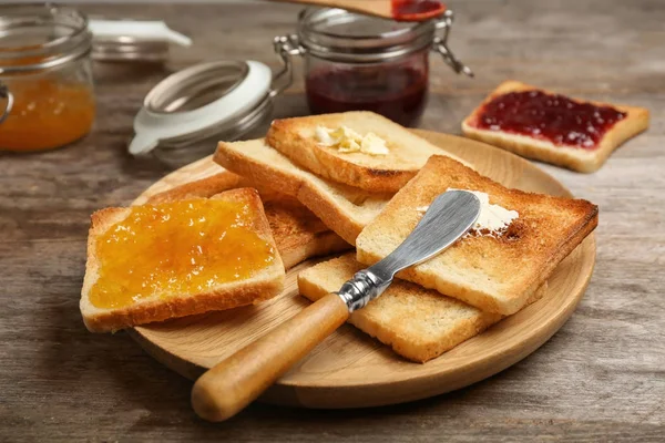 Deska s toastový chléb na stůl — Stock fotografie
